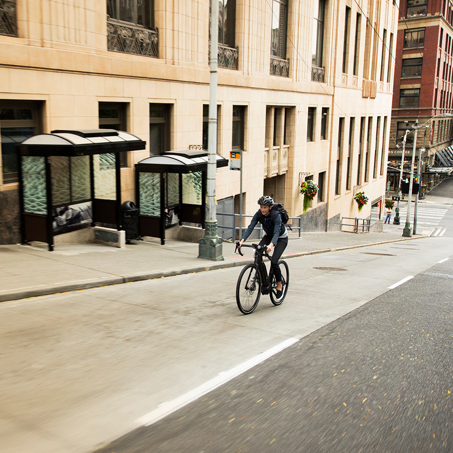 yamaha-power-assist-bike-2018-urbanrush-woman-riding-uphill.jpg