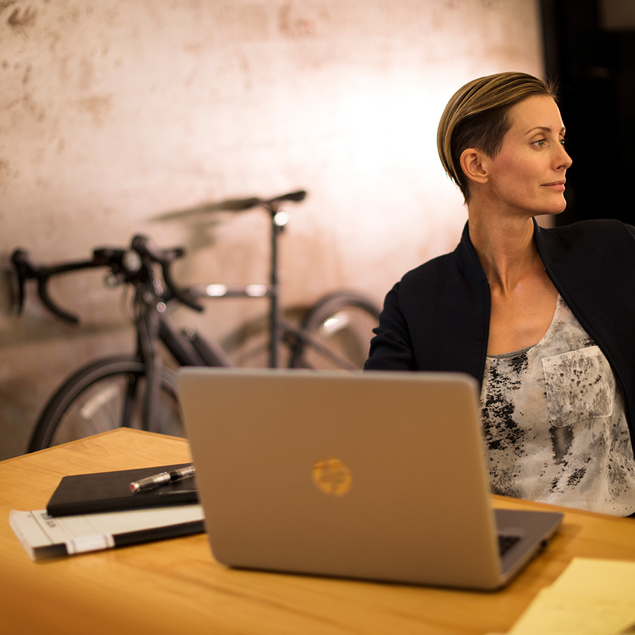 yamaha-power-assist-bike-2018-urbanrush-woman-working-bike-office.jpg